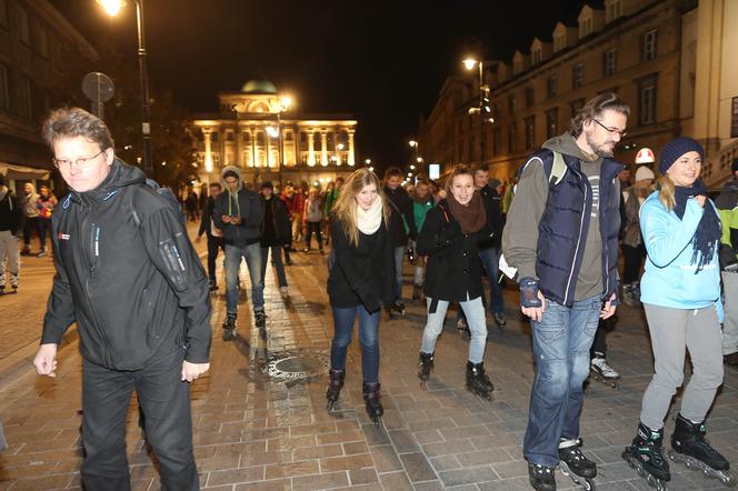 Nightskating. Warszawiacy przejechali stolicę na rolkach [Zdjęcia]