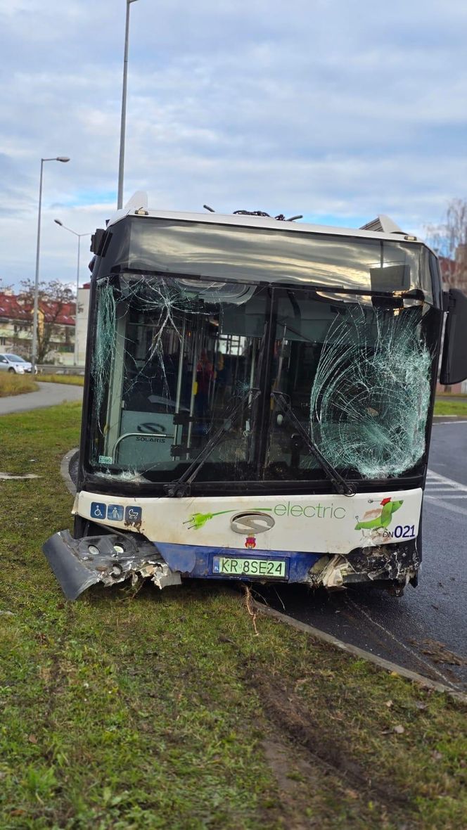 Groźny wypadek autobusu w Krakowie. Pojazd staranował ogrodzenie