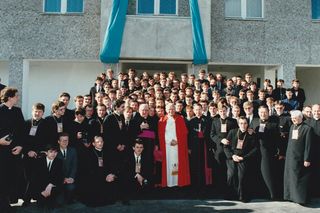 Jan Paweł II przed budynkiem Wyższego Seminarium Duchownego w Koszalinie. 