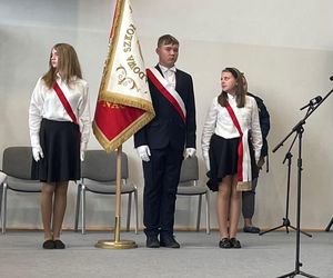 Pierwsza Dama uczciła z uczniami 100 lat od nadania imienia Stefana Batorego Szkole Podstawowej w Liwie