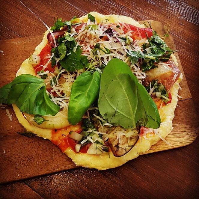 Pizza na spodzie z ziemniaków