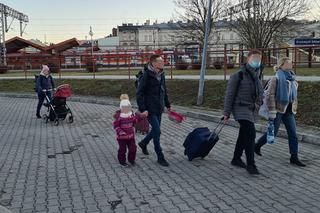 Wojna na Ukrainie. Pociąg z Kijowa przyjechał do Przemyśla. Uchodźcy: Do dwóch walizek musieliśmy spakować całe życie 