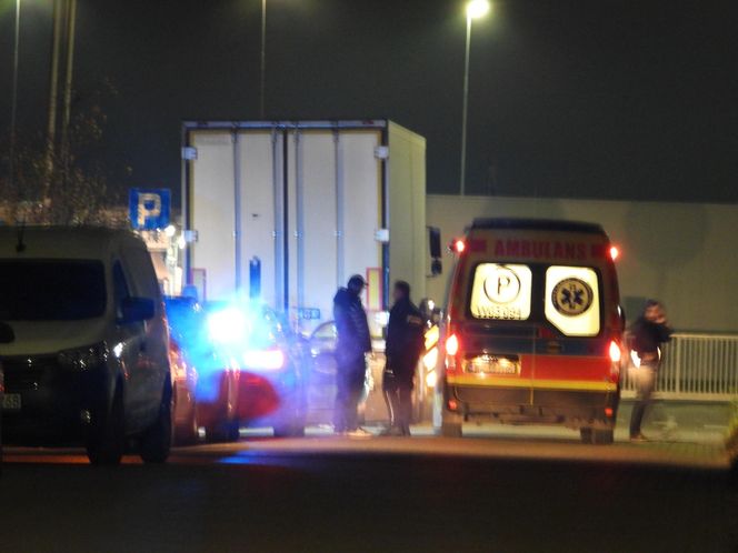 Kierowca toyoty nie przeżył potwornego uderzenia. Jego auto wbiło się w tył naczepy. Policjanci nie wykluczają jednego…