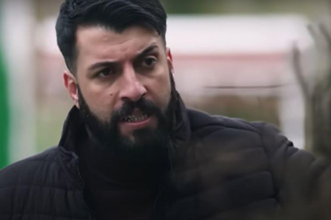 Niespodziewanie pojawi się tam mąż dziewczyny! Będzie próbował ją zmusić, by z nim poszła! 