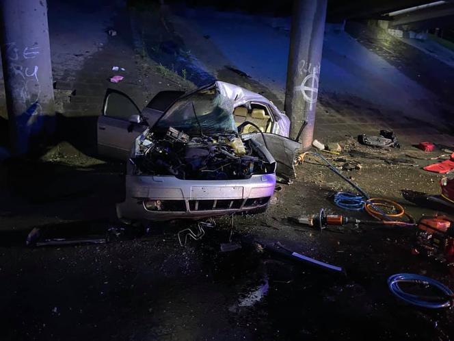 Katowice: Potworny wypadek na DK79! Samochód roztrzaskał się o filar 