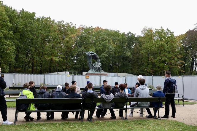 Turyści szukają śladów Chopina. Świat zjeżdża do nas na koncerty, a tu wszystko rozkopane!