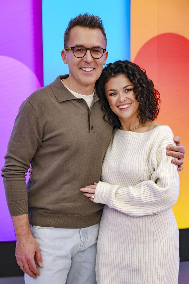 Kiedyś dziennikarz, a dzisiaj "pan od plastyki"? Kurzajewski z Cichopek kleją wielkanocne ozdoby!