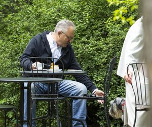 Marek Jakubiak. Pies pomaga mu w kampanii