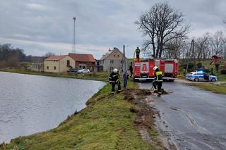 Kierowca musiał się ratować z tonącego auta