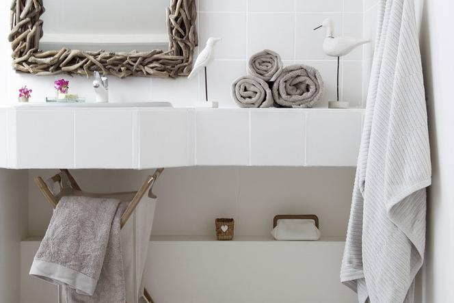 Minimalistyczna biała łazienka w stylu marynistycznym