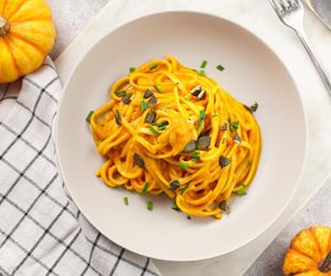 Jesienna uczta: makaron z kremowym sosem dyniowym i fetą. Uwielbiam ten przepis, idealny na chłodniejsze dni