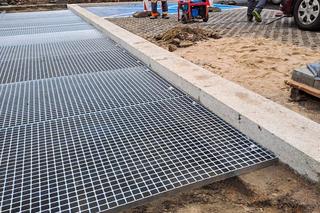 Podwieszany chodnik na ul. Bożeny