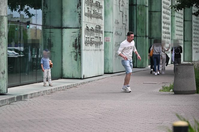 Filip Gurłacz na spacerze z żoną i synem. Nie zwalczył nałogu 