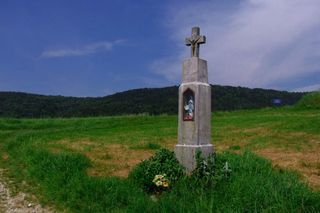 Uchodzi za jedną z najpiękniejszych wsi w Małopolsce. Zamieszkał w niej pustelnik 