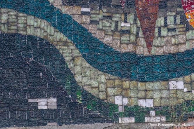 Niszczejąca mozaika na budynku w Stoczni Szczecińskiej