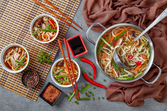 Azjatycki rosół z kaczki: oszczędny przepis z porcji rosołowej