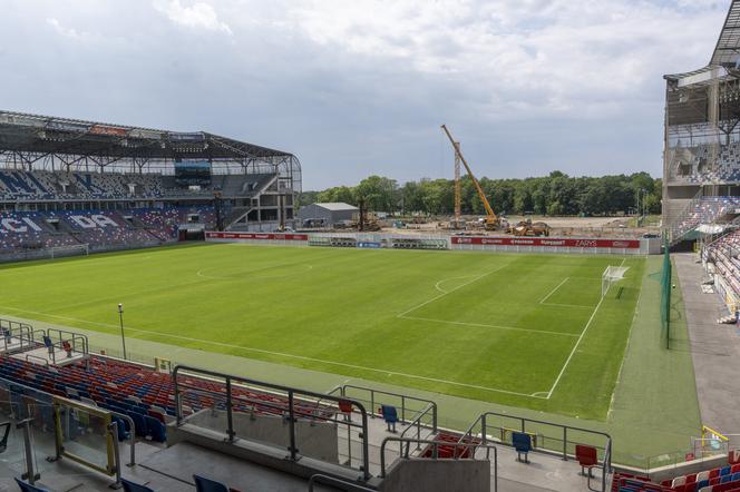 Trwa budowa czwartej trybuny na stadionie Górnika