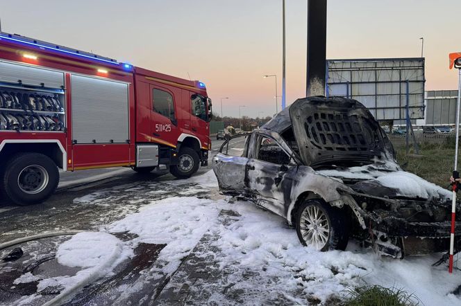 Wypadek w Mikołowie. Jeden z samochodów stanął w płomieniach