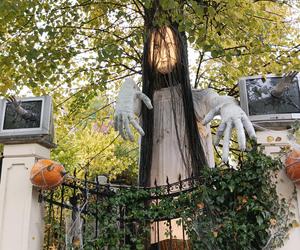 Willa na Jaśkowej Dolinie znów ozdobiona. Tym razem przechodniów zaskakują halloweenowe straszydła!