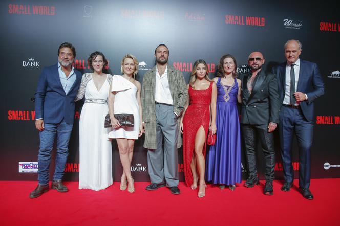 Obsada "Small World"