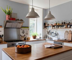 Kuchnia biała z drewnem – przytulna nowoczesność