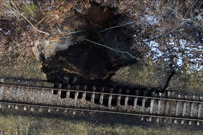 Nowe zapadlisko w Trzebini [12.03.2023]. Ziemia zapadła się tuż obok torów kolejowych