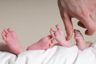 Poród BLIŹNIAKÓW: kiedy poród naturalny a kiedy cesarka
