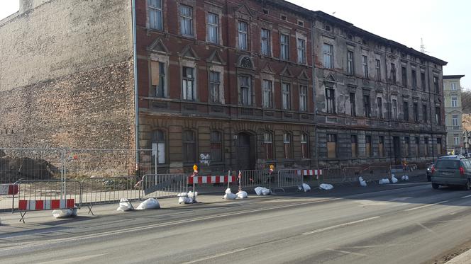 Kamienice na ul. Toruńskiej w Bydgoszczy zaczynają znikać. Rozpoczęła się zapowiadana rozbiórka [ZDJĘCIA, WIDEO]