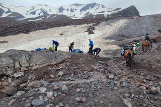 Policjant z Kielc na szczycie góry Kazbek w Gruzji