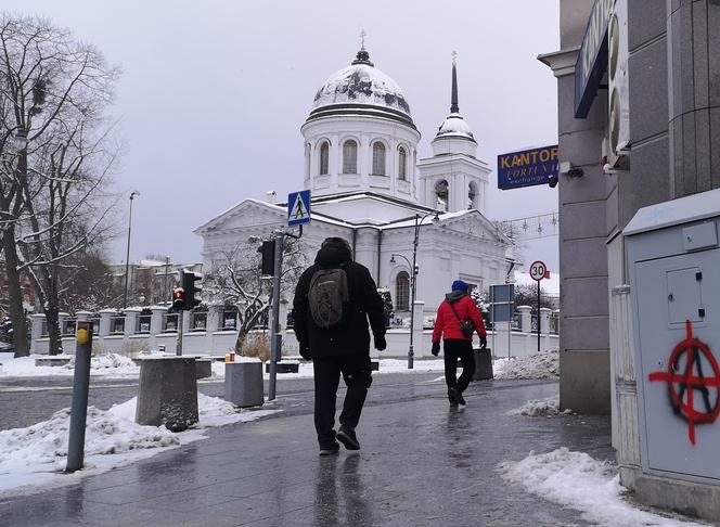 Ostrożnie na drogach i chodnikach! IMGW ostrzega przed oblodzeniem