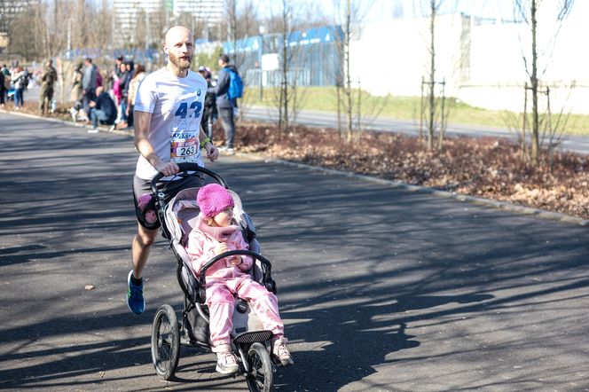 Bieg Wiosenny w Parku Śląskim 2025. Biegacze na trasie