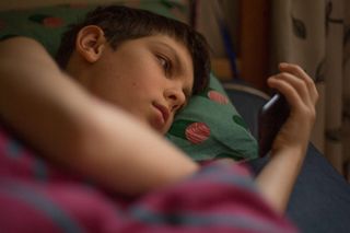 Niebezpieczne wyzwania na TikToku. Jak rozpoznać sygnały i mądrze chronić dziecko?