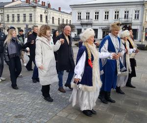 Maturzyści z Nowego Sącza zatańczyli poloneza na Ryku 