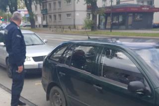 Dwaj koledzy ukradli auto. Holowali je w biały dzień