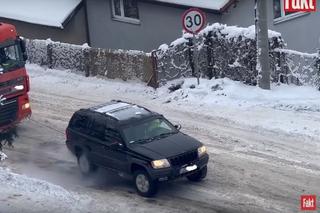 Dobre Miasto. Autem wciągali tira pod górkę. Zobacz, jak to się skończyło [NAGRANIE]