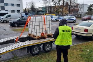 Przelewali glikol z cysterny do pojemnika. Policjanci z Włocławka złapali duet na gorącym uczynku