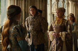 Millie Bobby Brown jako niepokorna księżniczka Disneya.