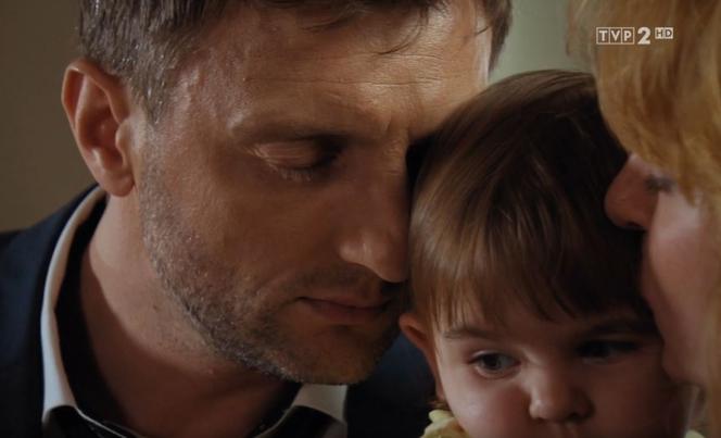 M jak miłość odc. 1620. Kalinka (Oliwia Kępka), Ula (Iga Krefft), Bartek (Arkadiusz Smoleński)