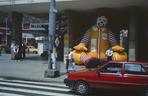 Aleje Jerozolimskie, reklama restauracji McDonalds przed domem towarowym Smyk, 1992-1993