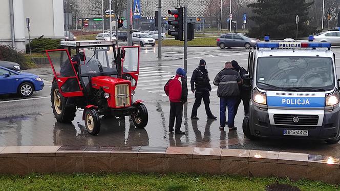 SZOK w centrum Kielc! Traktorzysta w KLAPKACH w rękach policji! Co się stało?