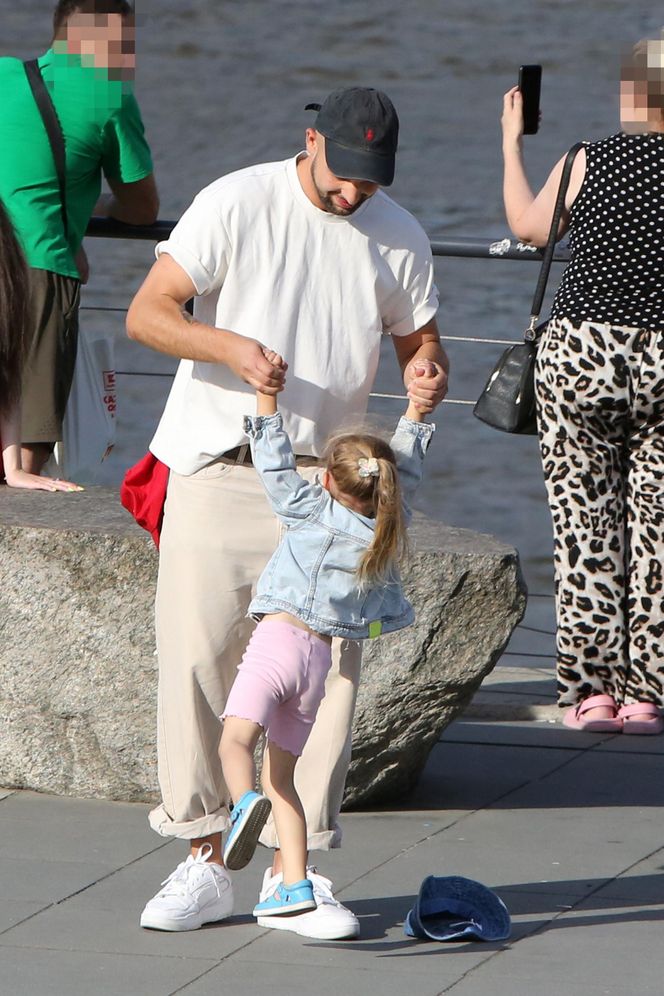 Maciej Pela z córeczkami nad Wisłą