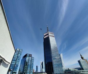 Blackhawk latał nad Warszawą. Zawisł nad najwyższym wieżowcem