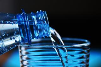 Odwodnienie latem. Ile wody dziennie trzeba pić? Po tym poznasz, że pijesz za mało płynów 