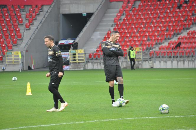 W Tychach grają gwiazdy światowego futbolu. Najpierw był pokazowy trening z młodzieżą