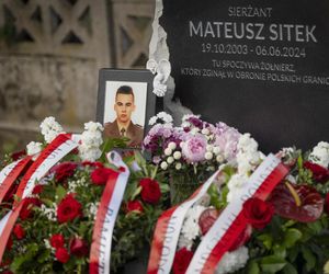 Kamienna rzeźba na grobie sp. sierzanta Mateusza Sitka