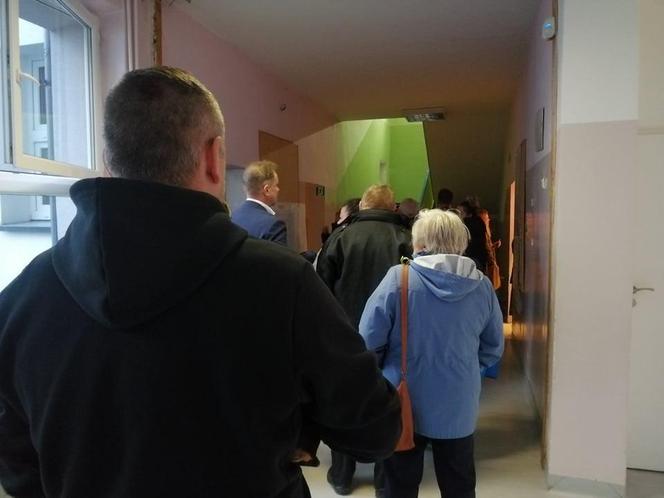 Wybory 2023: Tak głosują Krakowianie. Przed lokalami wyborczymi nadal wiadać kolejki