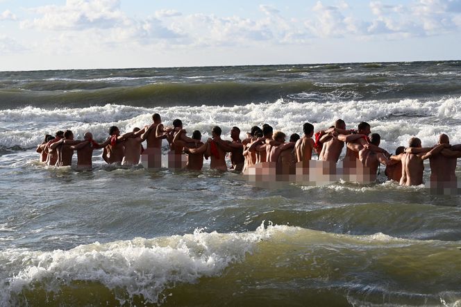 "Białe delfiny", czyli koniec wakacji w Mielnie. Ratownicy pożegnali sezon na golasa