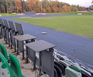 Remont starachowickiego stadionu trwa. Na plac budowy dotarły słupy oświetleniowe