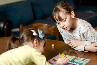 Dlaczego rywalizacja wzmacnia więzi bardziej niż współpraca? Gry planszowe to sekret sukcesu