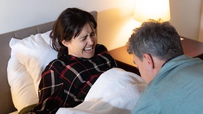 Na dobre i na złe odc. 795 - opis, streszczenie: Falkowicz wraca do Polski i odbiera poród